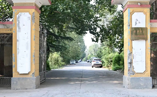 1978年，老董事長賀國興擔任國營新鄉縣拖拉機修造廠機修車間主任，經多方走訪，最終帶隊自主研發出了拖修廠第一臺振動設備，并成功供貨太原鋼鐵廠